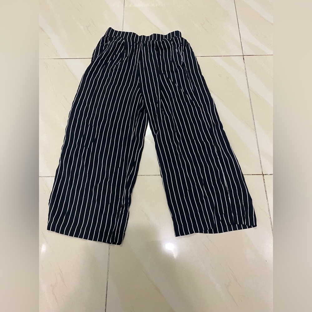 Forever 21 Women’s Size S Vertical Black And White Striped Pants Wide Leg Slim